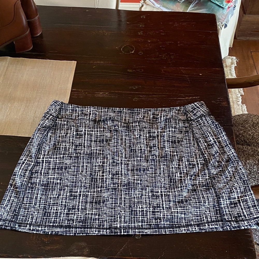 Land’s End Elegant Black and White Women's Skort. So comfy! Size 14/16.